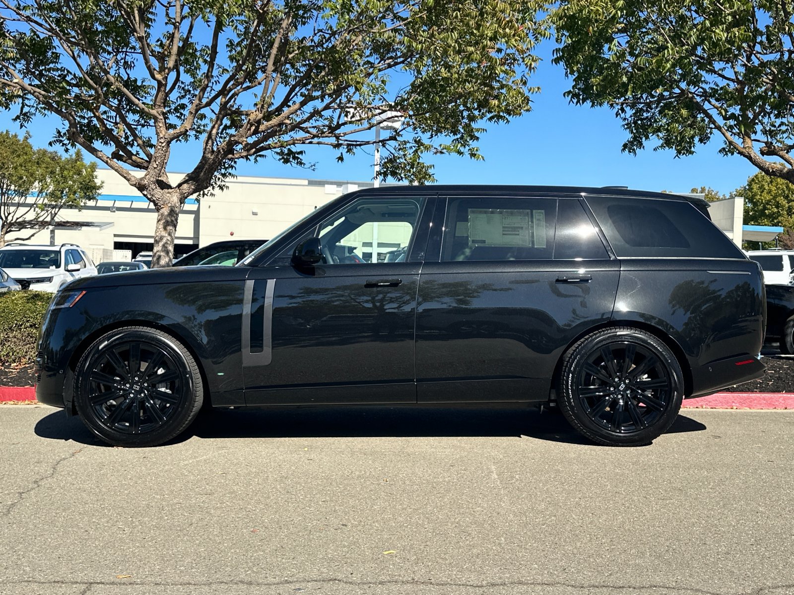 New 2027 Land Rover Range Rover Long Wheelbase SE AWD/4WD image 3