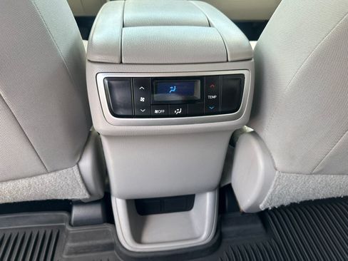 Used 2017 Toyota Highlander LE AWD/4WD image 25