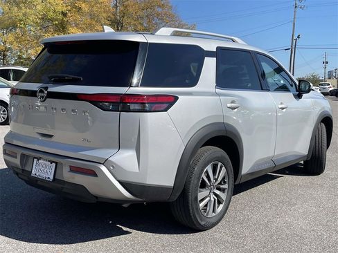 Used 2025 Nissan Pathfinder SL image 3