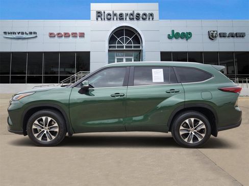 Used 2024 Toyota Highlander XLE image 3