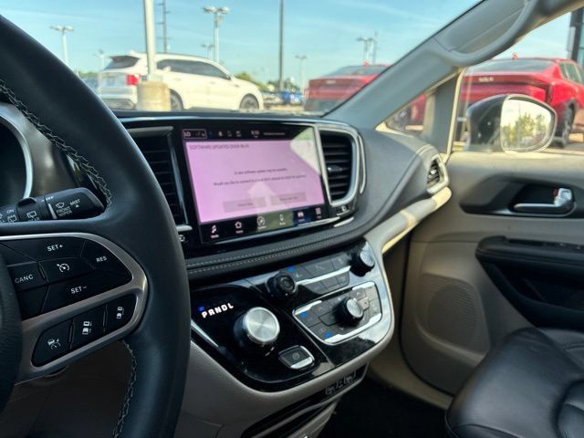 Used 2023 Chrysler Pacifica Touring-L FWD image 7
