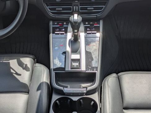 Used 2025 Porsche Macan AWD/4WD image 26