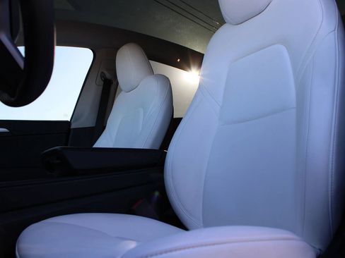 Used 2024 Tesla Model Y 2WD image 14