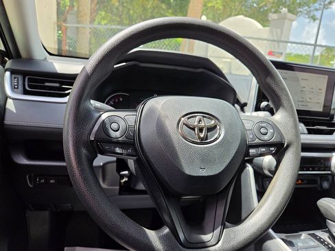Used 2025 Toyota RAV4 XLE FWD image 25