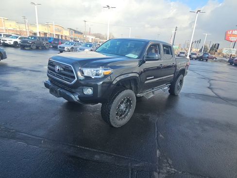 Used 2016 Toyota Tacoma SR5 w/ Towing Package image 7