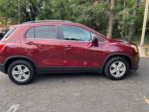 Used 2016 Chevrolet Trax LT w/ LT Sun and Sound Package FWD image 4