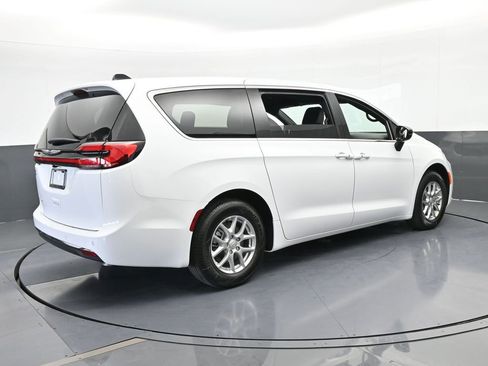 New 2026 Chrysler Pacifica Select image 6