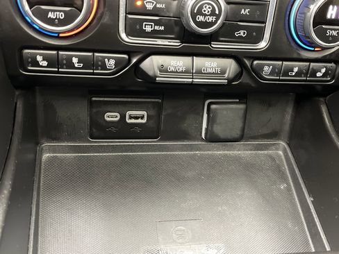 Certified 2024 Chevrolet Suburban Premier w/ Premium Package image 27