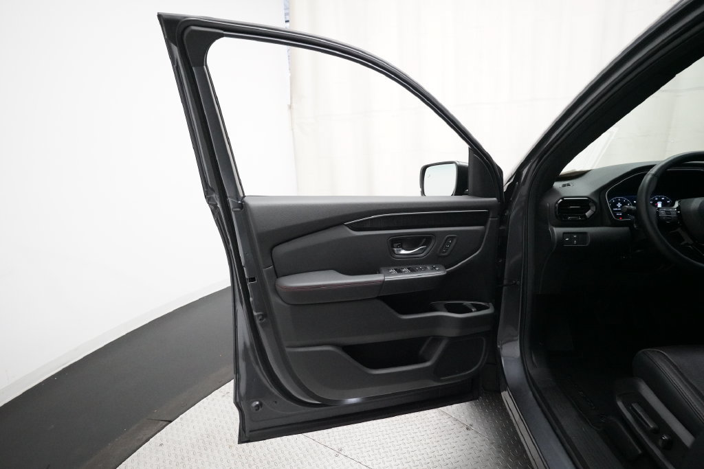 Used 2025 Honda Pilot Black Edition image 29