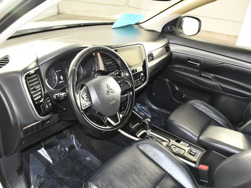 Used 2019 Mitsubishi Outlander SEL AWD/4WD image 2