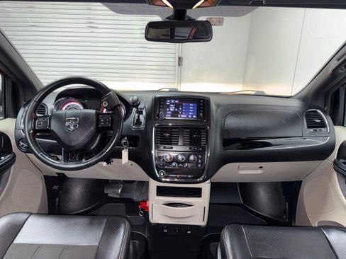 Used 2019 Dodge Grand Caravan SXT FWD image 17