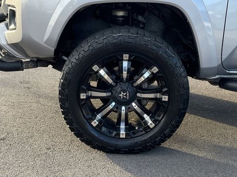 Used 2017 Toyota Tacoma SR image 32