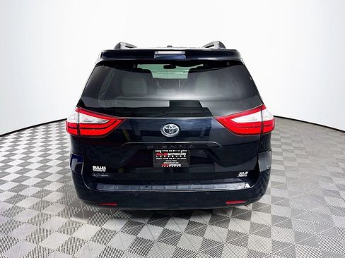 Used 2017 Toyota Sienna XLE Premium image 6