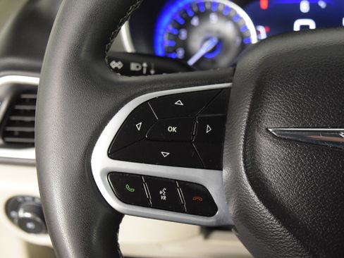 Used 2024 Chrysler Pacifica Touring-L image 15