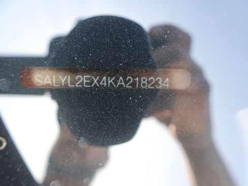 Used 2019 Land Rover Range Rover Velar R-Dynamic SE image 40