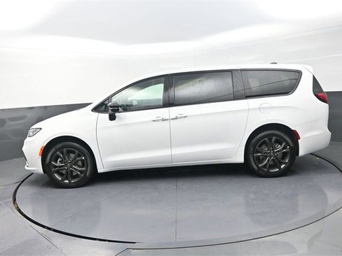 New 2026 Chrysler Pacifica Select image 4