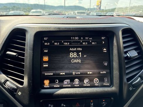 Used 2017 Jeep Cherokee Trailhawk AWD/4WD image 16