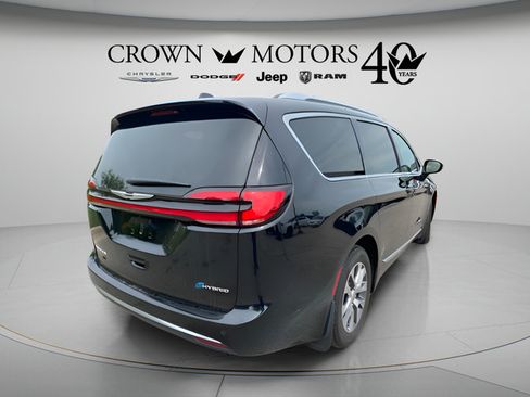 Used 2025 Chrysler Pacifica Pinnacle FWD image 12