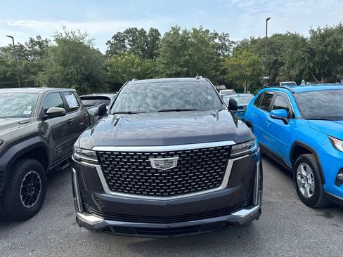 Used 2022 Cadillac Escalade Luxury RWD image 2
