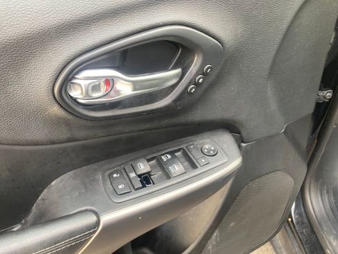 Used 2019 Jeep Cherokee Limited image 14