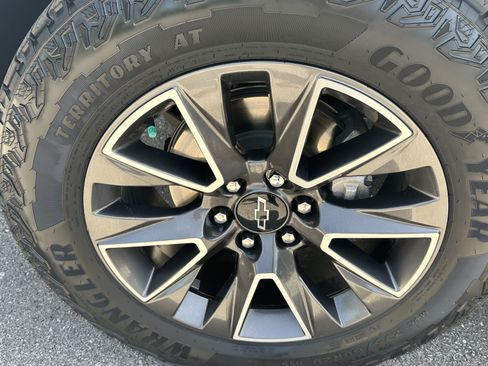 Used 2023 Chevrolet Tahoe Z71 w/ Luxury Package AWD/4WD image 12