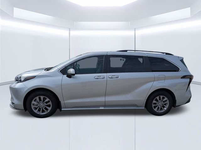 Used 2024 Toyota Sienna XLE FWD image 8