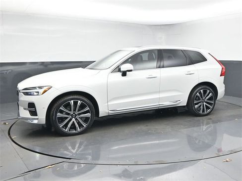 Used 2023 Volvo XC60 B5 Ultimate w/ Climate Package image 4