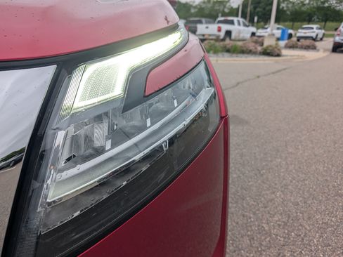 Used 2023 Nissan Pathfinder SL AWD/4WD image 16