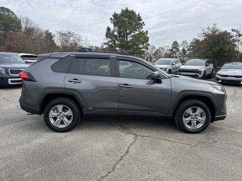 Used 2022 Toyota RAV4 LE image 8