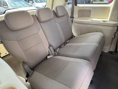 Used 2008 Chrysler Town & Country LX FWD image 16