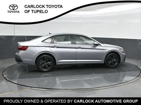 Used 2024 Volkswagen Jetta SE w/ Panoramic Sunroof Package FWD image 4