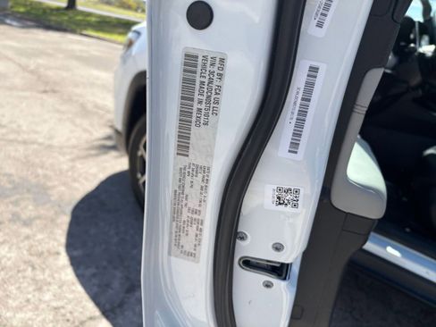 Used 2025 Jeep Compass Limited image 23