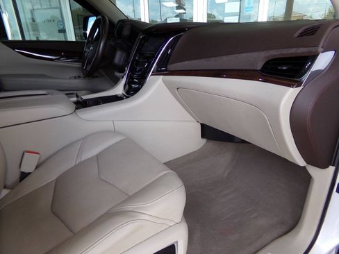 Used 2016 Cadillac Escalade Luxury AWD/4WD image 25
