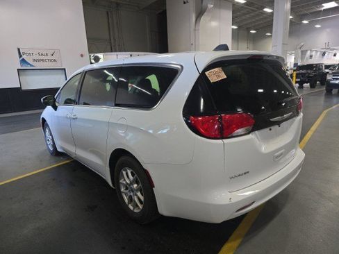 Used 2022 Chrysler Voyager LX FWD image 4