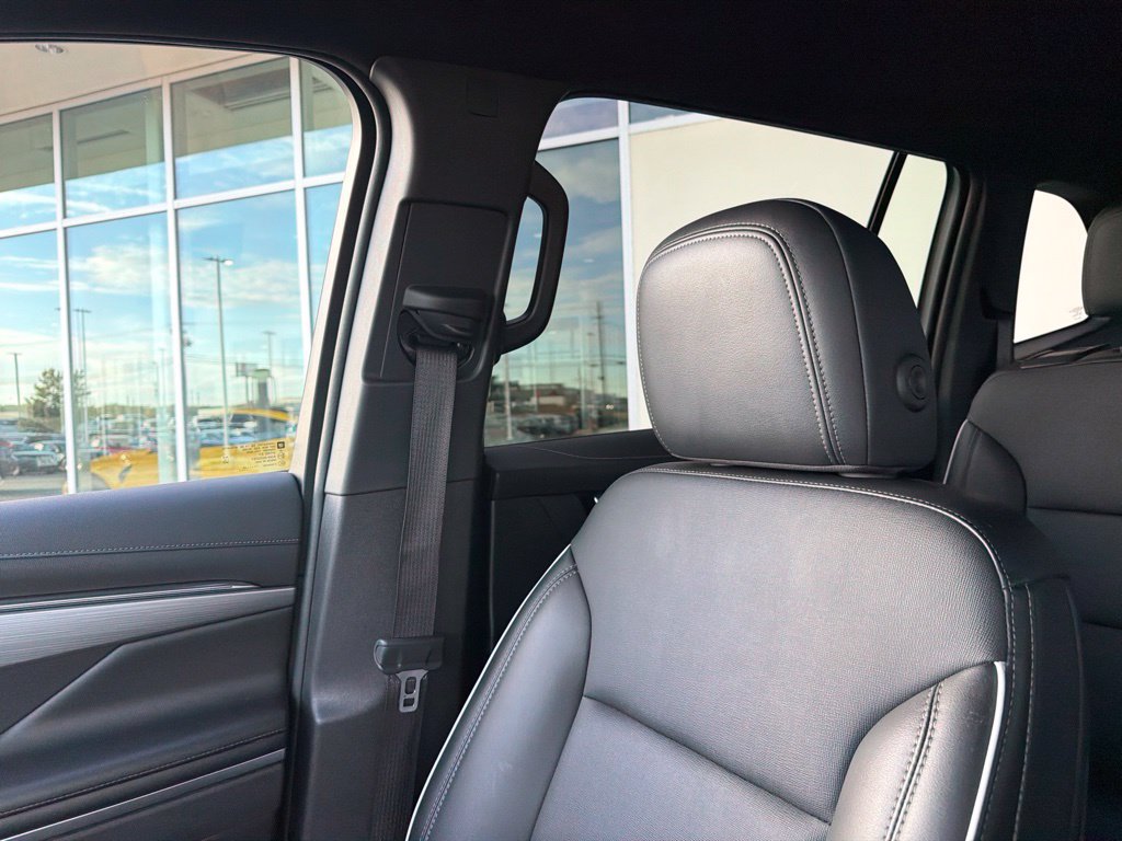 Used 2025 Buick Enclave Preferred AWD/4WD image 23