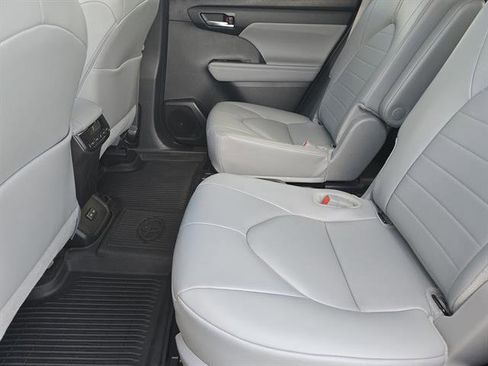 Certified 2025 Toyota Highlander XLE image 10