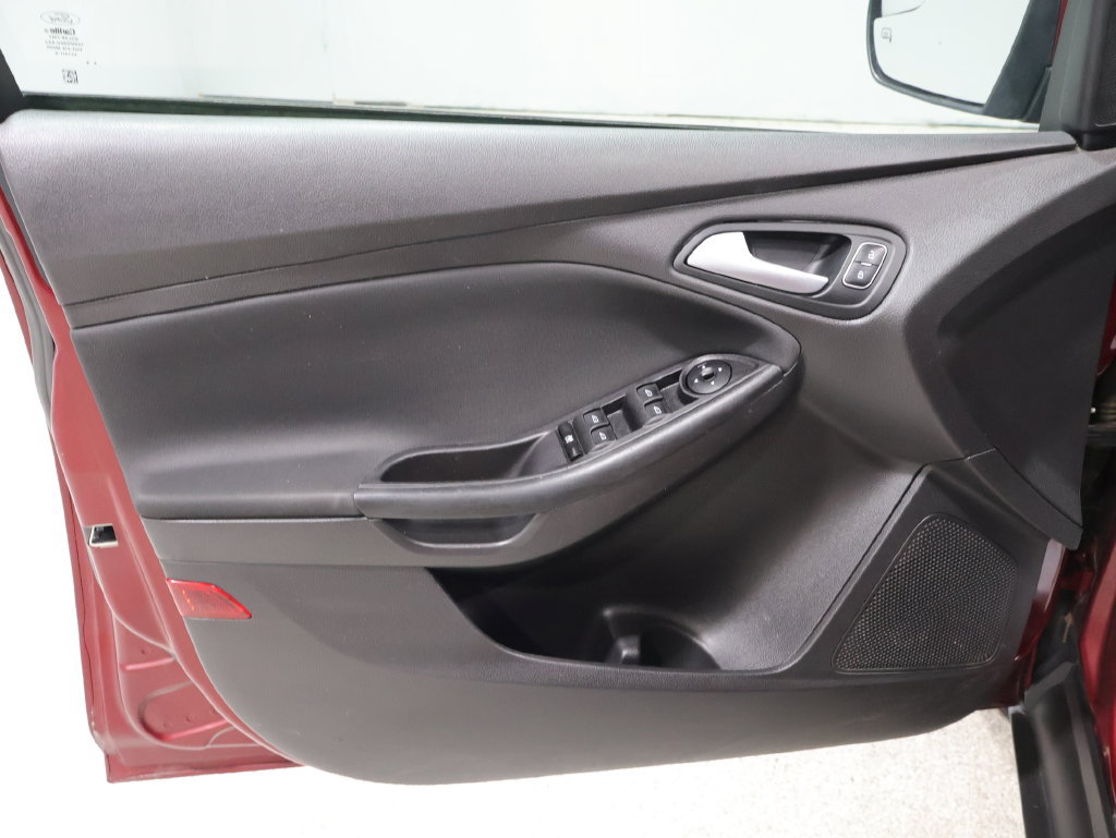 Used 2015 Ford Focus SE w/ SE Cold Weather Package FWD image 23