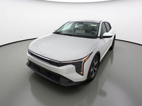 Used 2025 Kia K4 LXS image 3