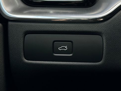 Certified 2025 Volvo XC60 B5 Core w/ Protection Package Premier image 31