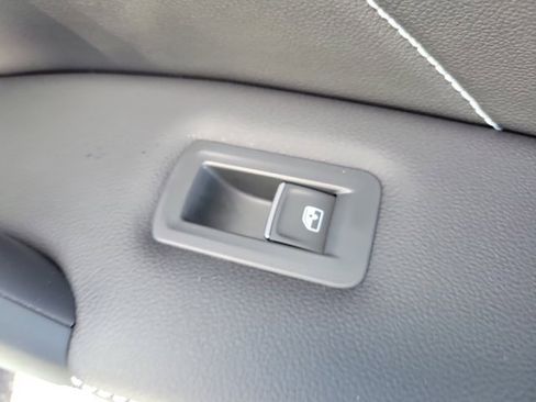 Used 2024 Volkswagen Tiguan SE R-Line image 9