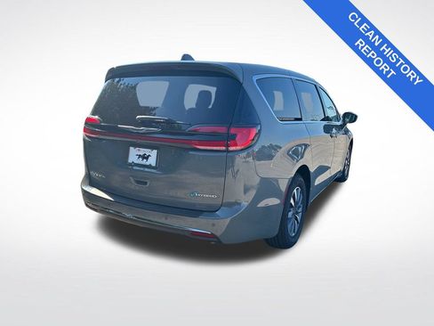 Used 2022 Chrysler Pacifica Touring-L w/ Uconnect Theater Family Group FWD image 3