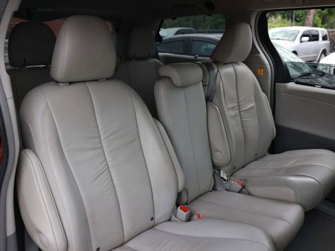 Used 2012 Toyota Sienna XLE image 19
