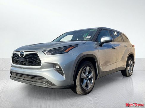 Certified 2025 Toyota Highlander LE FWD image 2