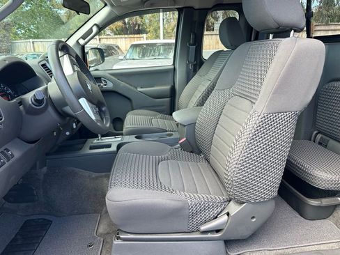 Used 2017 Nissan Frontier SV image 8