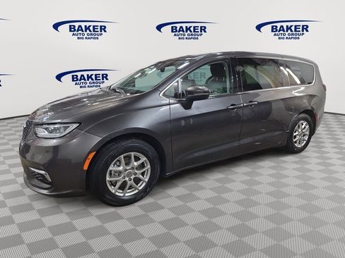Used 2023 Chrysler Pacifica Touring-L image 6