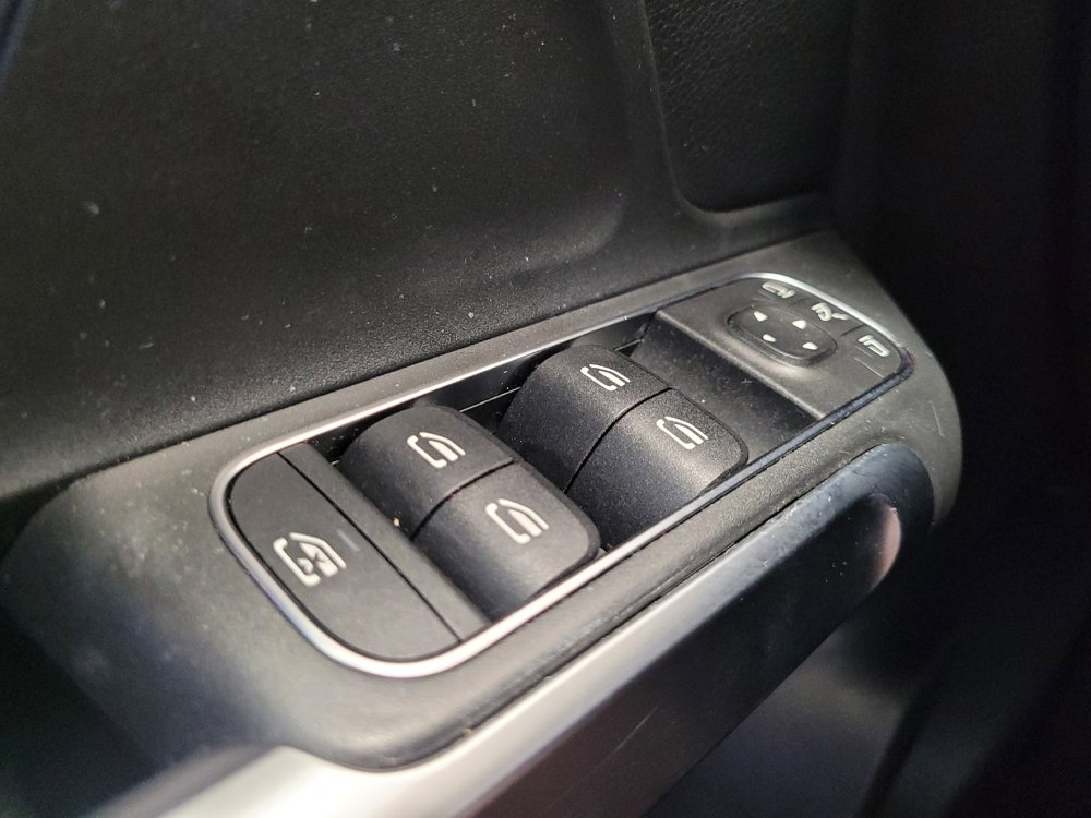 Used 2020 Mercedes-Benz GLB 250 4MATIC w/ Premium Package image 27