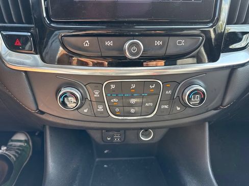 Used 2021 Chevrolet Traverse LT w/ LT Premium Package AWD/4WD image 17