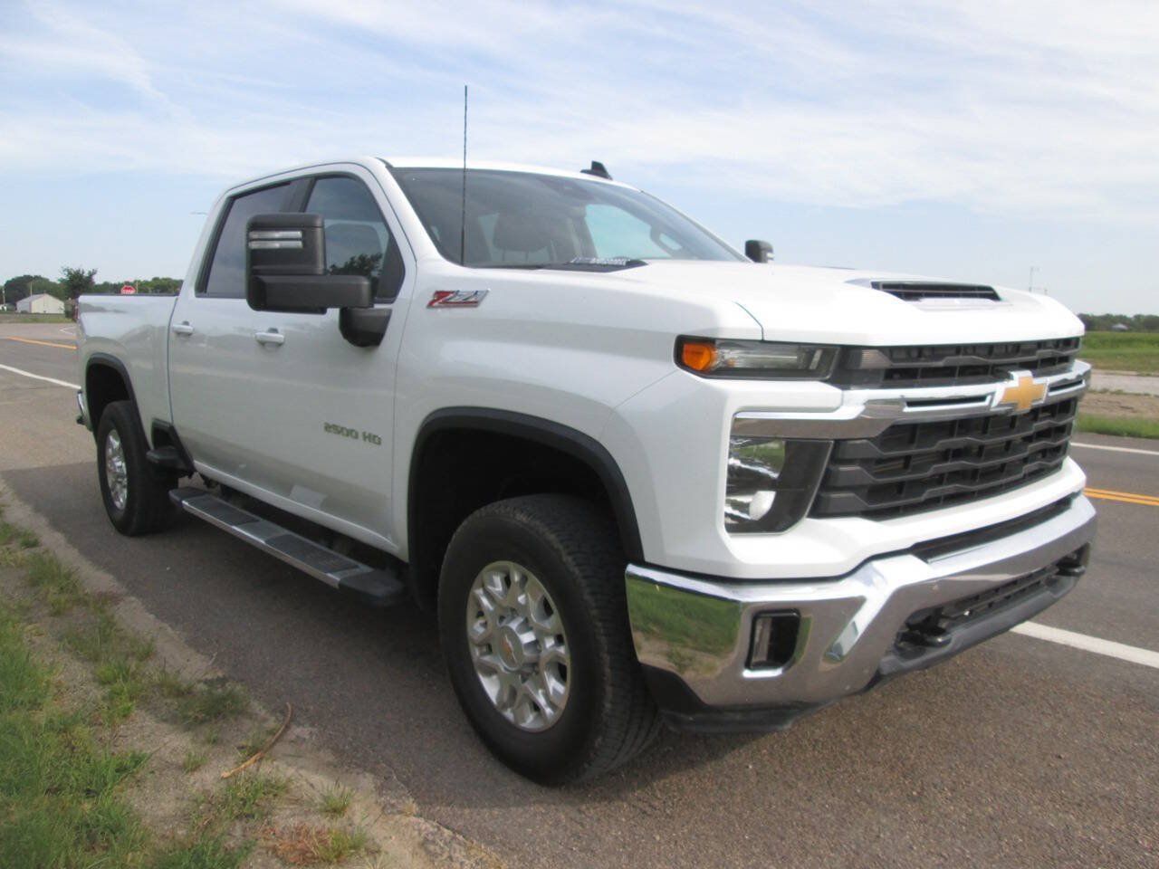 Used 2024 Chevrolet Silverado 2500 LT AWD/4WD image 4