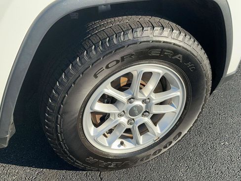 Used 2020 Jeep Grand Cherokee Laredo AWD/4WD image 6