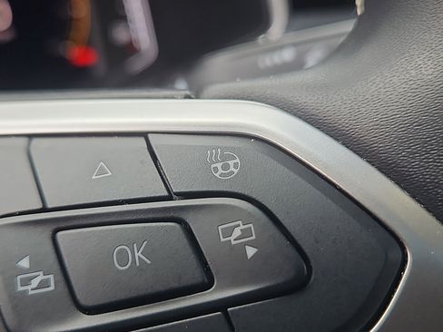 Certified 2025 Volkswagen Taos SEL image 15